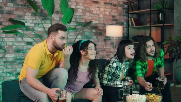 Caucasian Friends Watching Together Football Match Cheering Cheers Beers Favourite — Vídeo de Stock