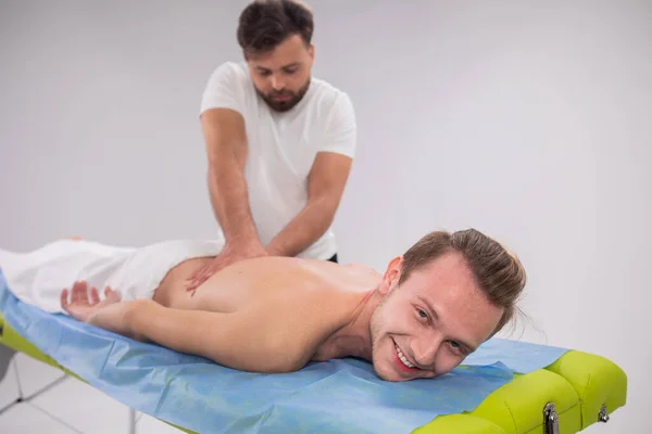 Einem Großen Massageraum Kerl Haben Eine Entspannte Professionelle Rückenmassage Der — Stockfoto