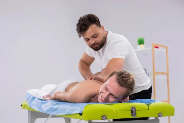 Relaxed Head Massage Spa Salon Masseur Using Wooden Stick Massage — Stok fotoğraf