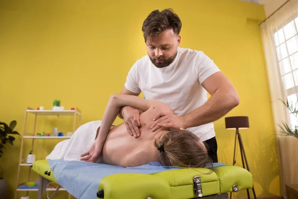 Good Looking Masseur Man Doing Back Muscles Arms Revitalising Massage — Zdjęcie stockowe