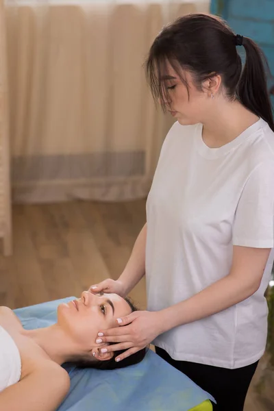 Massagezimmer Junge Frau Haben Einen Wellnesstag Sie Tut Eine Kopfmassage — Stockfoto