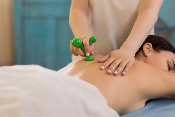 Sala Massagem Profissional Mulher Terapeuta Usando Acessórios Especiais Massagem Para — Fotografia de Stock