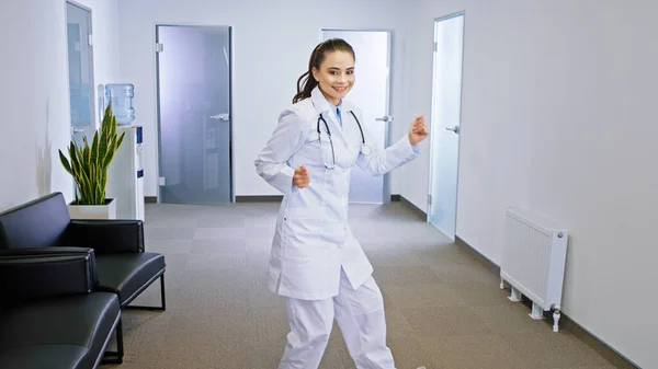 Před Kamerou Hezká Mladá Žena Doktor Moderní Nemocniční Chodbě Velkým — Stock fotografie