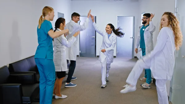 Moderno Corridoio Ospedaliero Ballare Medici Infermieri Eccitati Con Grande Sorriso — Foto Stock