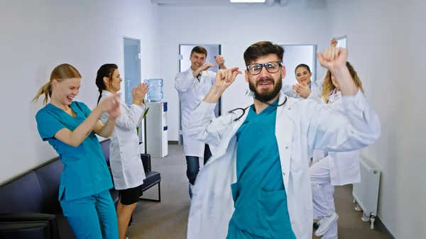 Break Time Modern Hospital Corridor Doctors Nurses Team Dancing Smiling — Stock Photo, Image