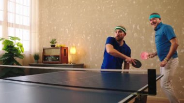 Masa tenisi oynayıp raketlerle topları yakalayan iki karizmatik ve heyecanlı adam için ping zamanı. ARRI Alexa Mini 'de çekilen