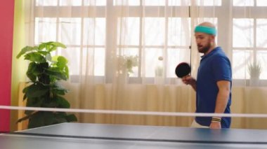 Masa tenisinde oynayan yakışıklı bir adam oyunu kazanacağı için heyecanlanır topa raketlerle vurur sonra dans etmeye başlar üniformasını giyer ve tam teçhizattır. 4k