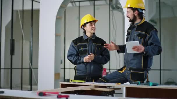 Charismatic Man Constructor Worker His Colleague Woman Together Analysing Plan — Stock videók