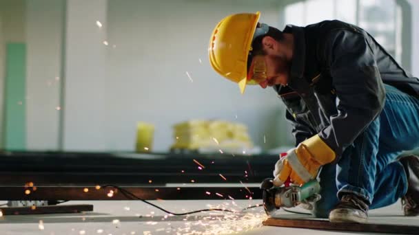 Concentrated Charismatic Man Constructor Worker Using Disc Welding Machine Cut — Stock videók
