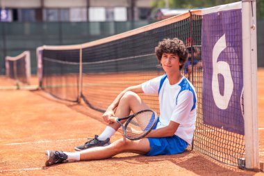 Gülümseyen genç Padel oyuncusunun parmaklarıyla imza atması - Padel 'de ya da tenis maçında kazandığı zaferden sonra başparmağını gösteren mutlu yakışıklı adam.