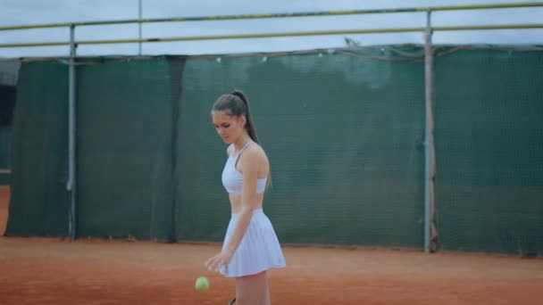 Luar Lapangan Tanah Liat Pemain Tenis Wanita Sangat Indah Memukul — Stok Video