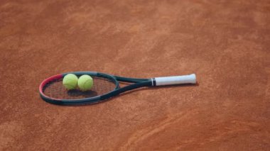 Yakından bakınca, tenis kortunda kameranın önünde tenis raketini ve topu yakalıyor. 4k