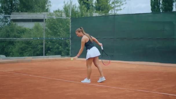 Luminous Summer Day Professional Tennis Court Good Looking Woman Playing — Wideo stockowe