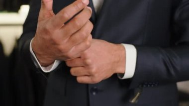 Takım elbise tasarımı konsepti ve iş dünyası müşterisi siyah bir takım elbise giyer. Video çekiminde kendini çok rahat hissediyor..