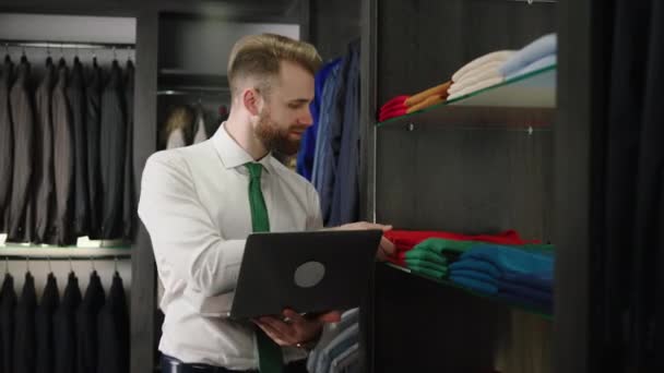 Suit Shop Opzichter Man Kaukasisch Zoek Met Laptop Controleer Voorraad — Stockvideo