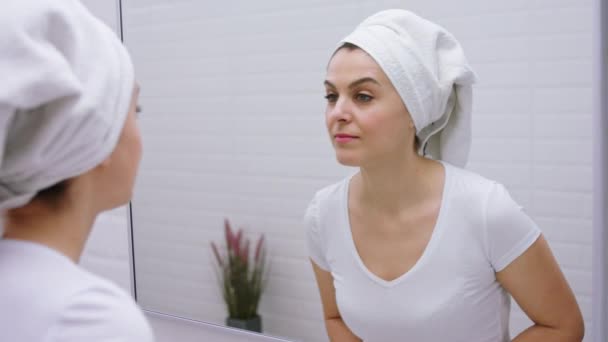 Olgun Bir Kadın Duş Aldıktan Sonra Banyodaki Aynadan Yüzüne Bakıyor — Stok video