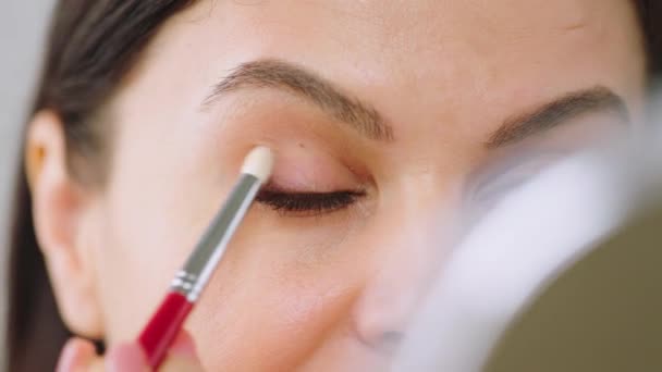 Λήψη Βίντεο Closeup Ενήλικη Γυναίκα Χρησιμοποιώντας Πινέλο Μακιγιάζ Για Εφαρμόσει — Αρχείο Βίντεο