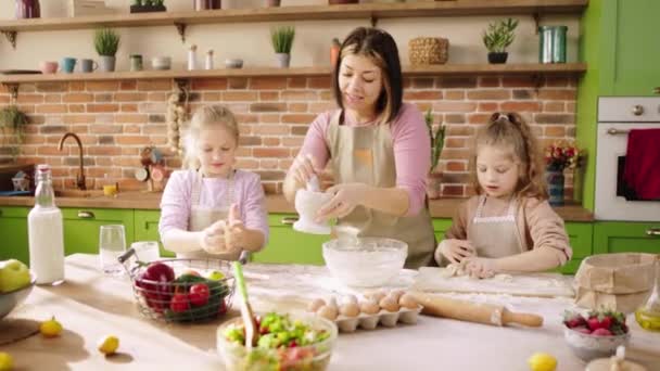 Beautiful Woman Her Two Daughters Have Fun Time Kitchen Island — Vídeo de Stock