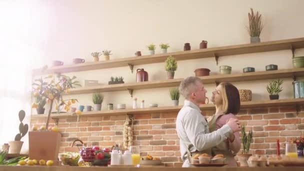 Beautiful Caucasian Couple Very Lovely Dancing Morning Kitchen Hugging Each — Vídeo de Stock