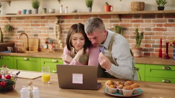 Modern Kitchen Island Morning Happy Woman Her Husband Make Online — Stock Video