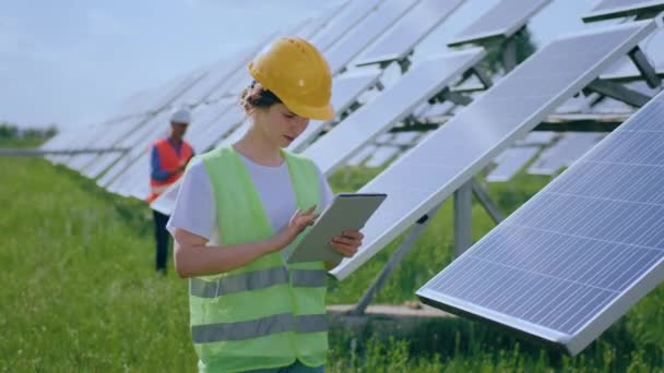 Young Female Ecological Engineer Uses Digital Tablet She Collected Efficient — Vídeo de Stock