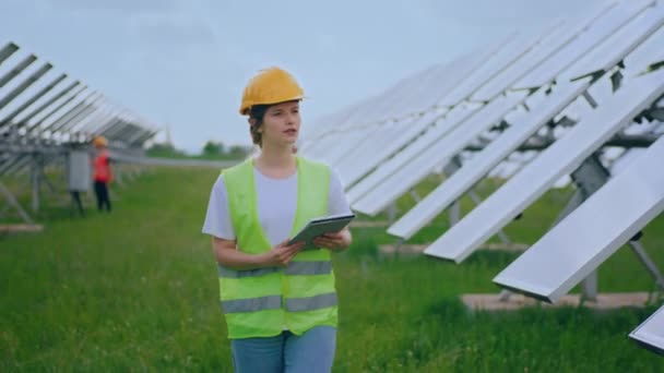 Sunset Group Engineers Walking Photovoltaic Solar Farm Wearing Safety Uniform — стоковое видео