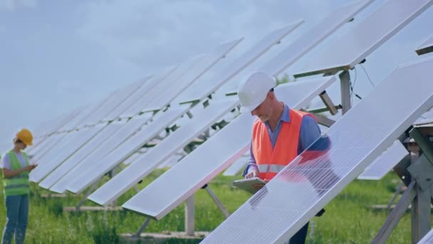 Concept Green Energy Renewable Resources Ecological Innovation Photovoltaic Solar Farm — Stok video