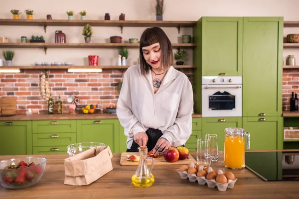 Vacker Ung Kvinna Lagar Grönsakssallad Köket Hälsosam Mat Vegansk Sallad — Stockfoto