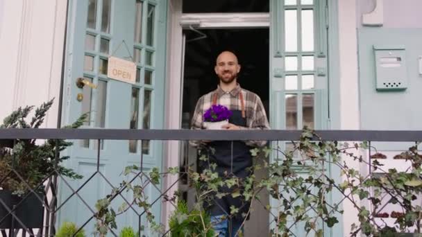 Walking Out Shop Owner Entrepreneur Take Care Flowers Form Pot — Vídeo de Stock