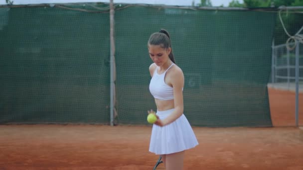 Глиняному Тенісному Корті Сонячний День Симпатична Молода Тенісистка Тенісний Ракеткою — стокове відео