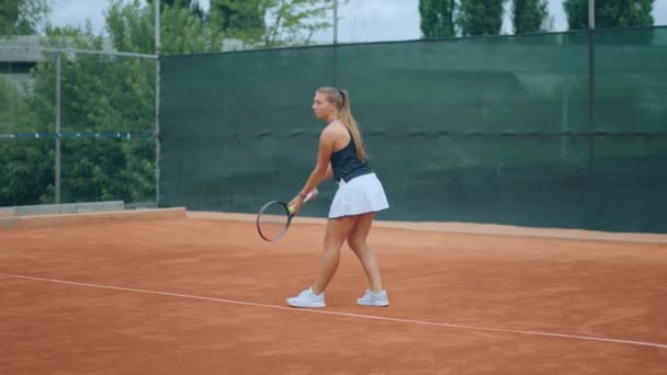 Στο Εξωτερικό Γήπεδο Τένις Επαγγελματική Νεαρή Γυναίκα Τενίστρια Χτυπάει Σκληρά — Αρχείο Βίντεο