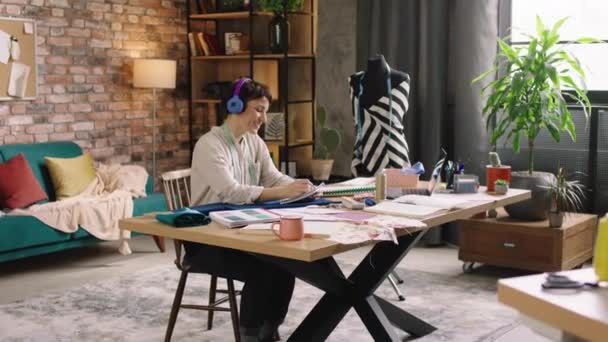 Moderna Sastrería Atelier Mujer Diseñadora Moda Muy Carismático Trabajo Escuchar — Vídeo de stock