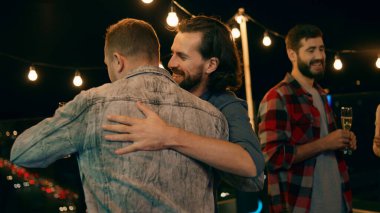 Terasın çatısındaki partide dans ederken hep birlikte iyi vakit geçirin. Birlikte eğlenin..