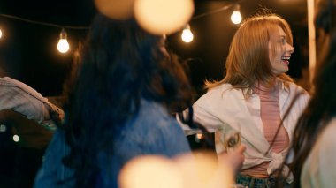 Güzel bayan ve arkadaşları terasın çatısında harika bir parti veriyorlar. Dans ediyorlar ve eğleniyorlar. Çok heyecanlılar..