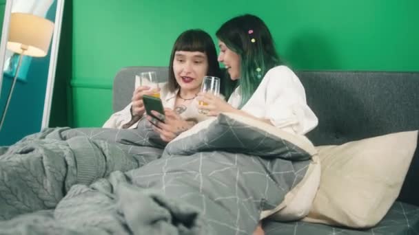 Bedroom Lesbian Couple Enjoy Morning Together Drinking Some Fresh Orange — Stockvideo