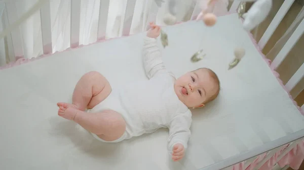 Verbazingwekkende Schattige Baby Meisje Alleen Haar Wieg Spelen Met Handen — Stockfoto