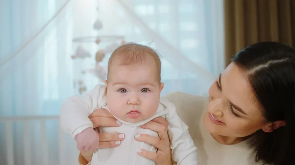 Verpleegkundige Moederschap Concept Mooi Baby Meisje Haar Moeder Versnellen Tijd — Stockfoto