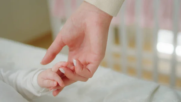 Close Details Van Een Mooie Baby Hand Terwijl Moeder Houdt — Stockfoto