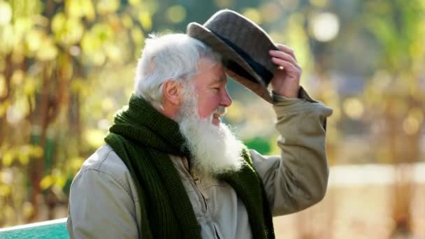 Late Autumn Day Park Old Man Have Walk Take Sit — Stockvideo