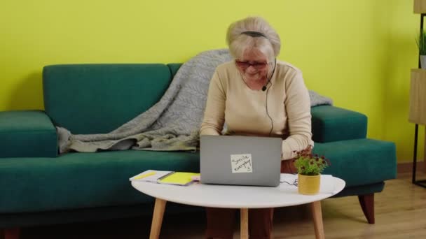 Old Woman Very Charismatic Using Her Laptop While Sitting Living — Stockvideo