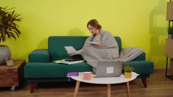 Pretty Lady Student Sitting Living Room Sofa She Studying Working — Vídeo de stock