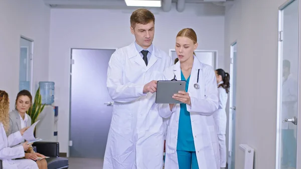 Large Hospital Corridor Front Camera Main Doctor Walking Chatting Looking — Stock fotografie