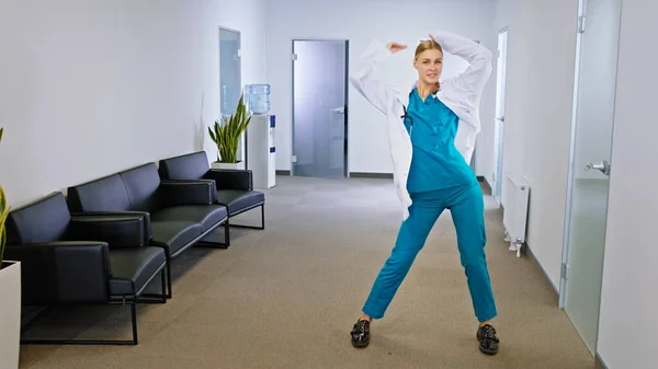 Χορεύτρια Γιατρός Μπροστά Από Την Κάμερα Ένα Σύγχρονο Διάδρομο Του — Φωτογραφία Αρχείου