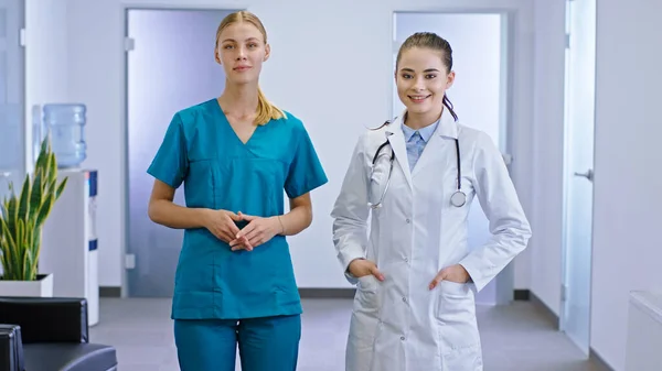 Front Camera Pretty Doctor Her Nurse Assistant Blonde Lady Standing — Stock fotografie