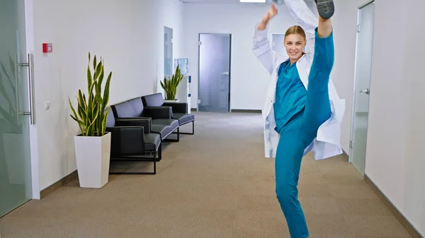 Перед Камерою Гарненька Леді Лікарка Сучасному Лікарняному Коридорі Танцює Відчуває — стокове фото