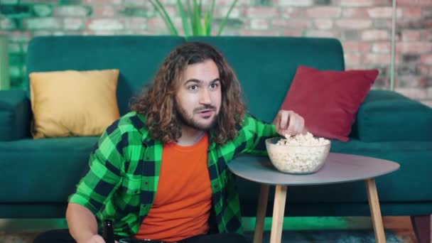 Bonito Com Grande Homem Sorriso Assistindo Jogo Futebol Ele Fica — Vídeo de Stock