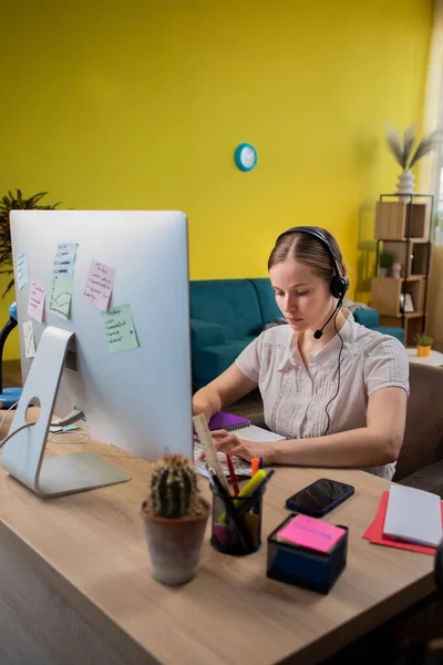 Portretweergave Van Gefocuste Jonge Vrouw Headset Met Microfoon Zittend Bank — Stockfoto