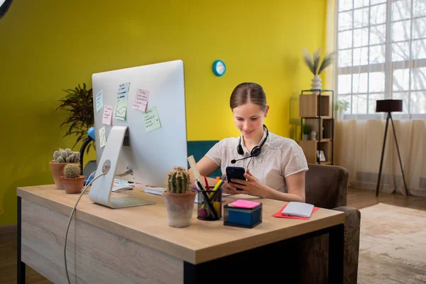 Video Details Taking Closeup Camera Smiling Woman While Sitting Her — Stockfoto