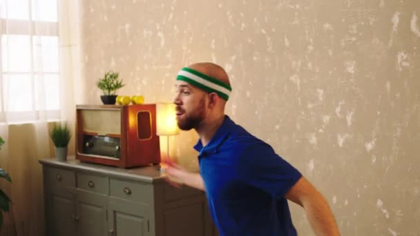 Όμορφος Άντρας Που Παίζει Πινγκ Πονγκ Στο Σπίτι Του Επικεντρώθηκε — Αρχείο Βίντεο