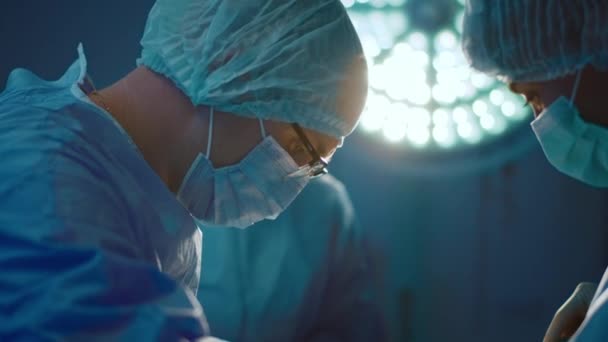 Крупним Планом Чоловічий Хірург Носить Окуляри Зосереджується Хірургії Перебуваючи Крихко — стокове відео
